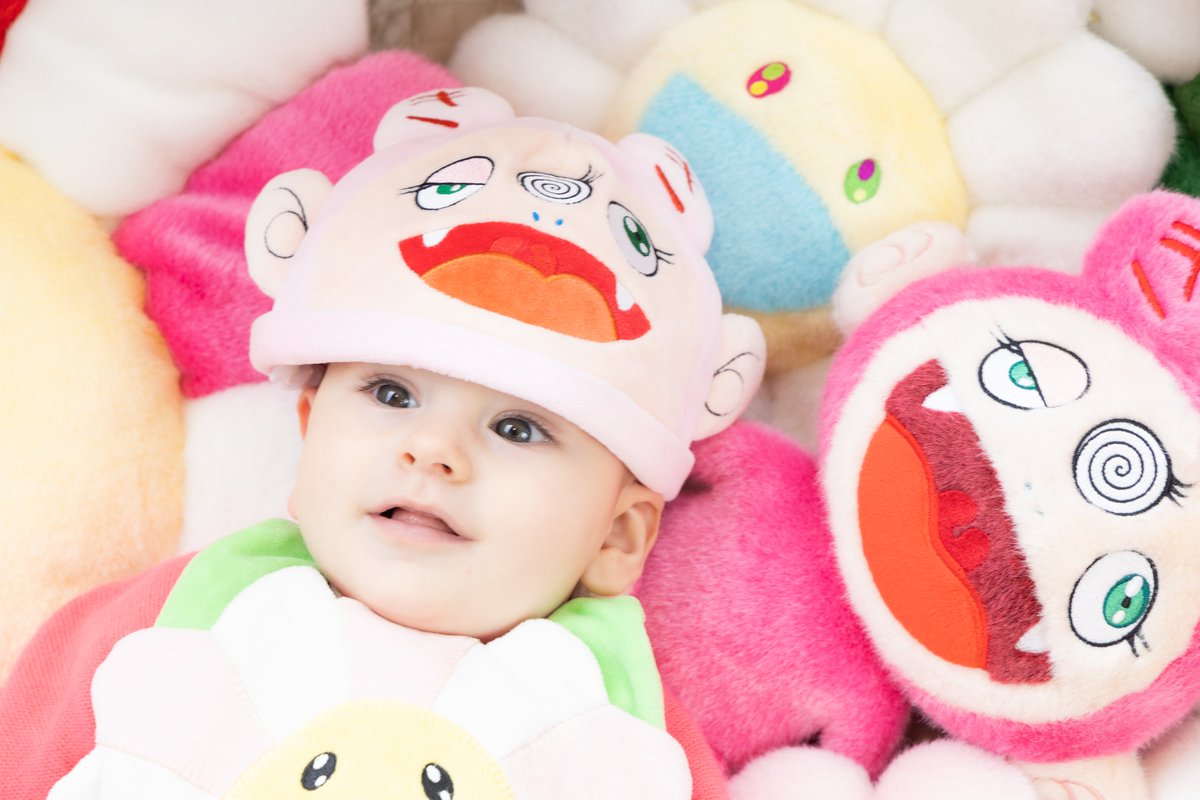 MFTMKKUS's tweet photo. Smiling Flowers, the free-spirited and mischievous "Kiki," and the dependable, well-behaved "Kaikai" —Takashi Murakami’s iconic characters have been reimagined with sweet, gentle expressions perfect for little ones in the Baby Murakami collection.

As the autumn breeze begins to feel cooler, why not put on your favorite hat and head out for a walk together?
Fallen leaves in the park, new sights, and little discoveries along the way—every moment can become an even more special memory with Baby Murakami by your side.

In addition to hats, the collection includes bibs and other adorable essentials designed for everyday use. They also make wonderful gifts to celebrate a new arrival.

International shipping is available.

Discover the Baby Murakami collection now at the Kaikai Kiki Online Store.

——

にっこり笑うお花や、自由奔放で破天荒な「キキ」、優等生でしっかり者の「カイカイ」。
村上隆のアイコニックなキャラクターたちが、赤ちゃんにぴったりのやさしい表情でBaby Murakamiになりました。

風が心地よくなってきたこの季節。
お気に入りのハットをかぶって、親子で秋のお散歩に出かけてみませんか。
公園の落ち葉も、はじめて見る景色も、Baby Murakamiと一緒ならもっと楽しい思い出に。

ハットのほかにも、スタイなど毎日使いたくなるアイテムを揃えております。
ご出産のお祝いにもおすすめです。海外へのお届けも承っております。

Kaikai Kiki Online Storeにて、ぜひチェックしてみてください。

https://t.co/0YZi2txJ6F