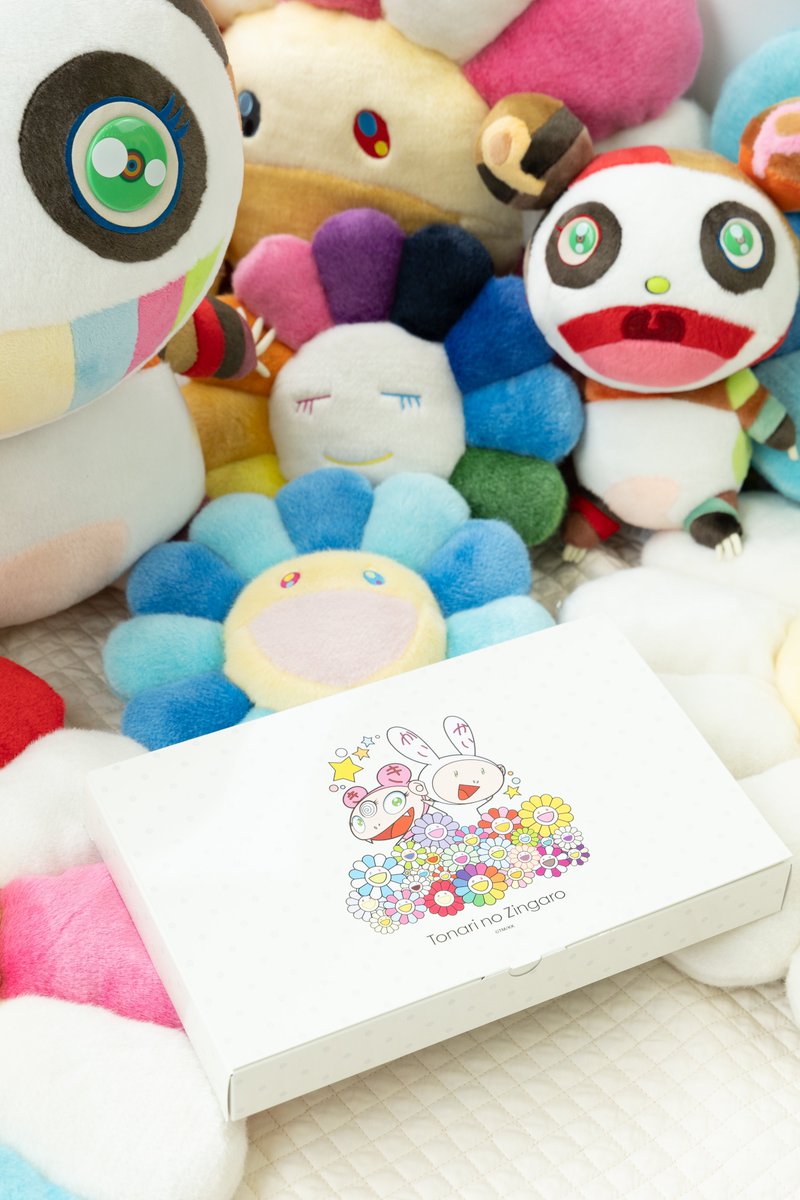 MFTMKKUS's tweet photo. Smiling Flowers, the free-spirited and mischievous "Kiki," and the dependable, well-behaved "Kaikai" —Takashi Murakami’s iconic characters have been reimagined with sweet, gentle expressions perfect for little ones in the Baby Murakami collection.

As the autumn breeze begins to feel cooler, why not put on your favorite hat and head out for a walk together?
Fallen leaves in the park, new sights, and little discoveries along the way—every moment can become an even more special memory with Baby Murakami by your side.

In addition to hats, the collection includes bibs and other adorable essentials designed for everyday use. They also make wonderful gifts to celebrate a new arrival.

International shipping is available.

Discover the Baby Murakami collection now at the Kaikai Kiki Online Store.

——

にっこり笑うお花や、自由奔放で破天荒な「キキ」、優等生でしっかり者の「カイカイ」。
村上隆のアイコニックなキャラクターたちが、赤ちゃんにぴったりのやさしい表情でBaby Murakamiになりました。

風が心地よくなってきたこの季節。
お気に入りのハットをかぶって、親子で秋のお散歩に出かけてみませんか。
公園の落ち葉も、はじめて見る景色も、Baby Murakamiと一緒ならもっと楽しい思い出に。

ハットのほかにも、スタイなど毎日使いたくなるアイテムを揃えております。
ご出産のお祝いにもおすすめです。海外へのお届けも承っております。

Kaikai Kiki Online Storeにて、ぜひチェックしてみてください。

https://t.co/0YZi2txJ6F