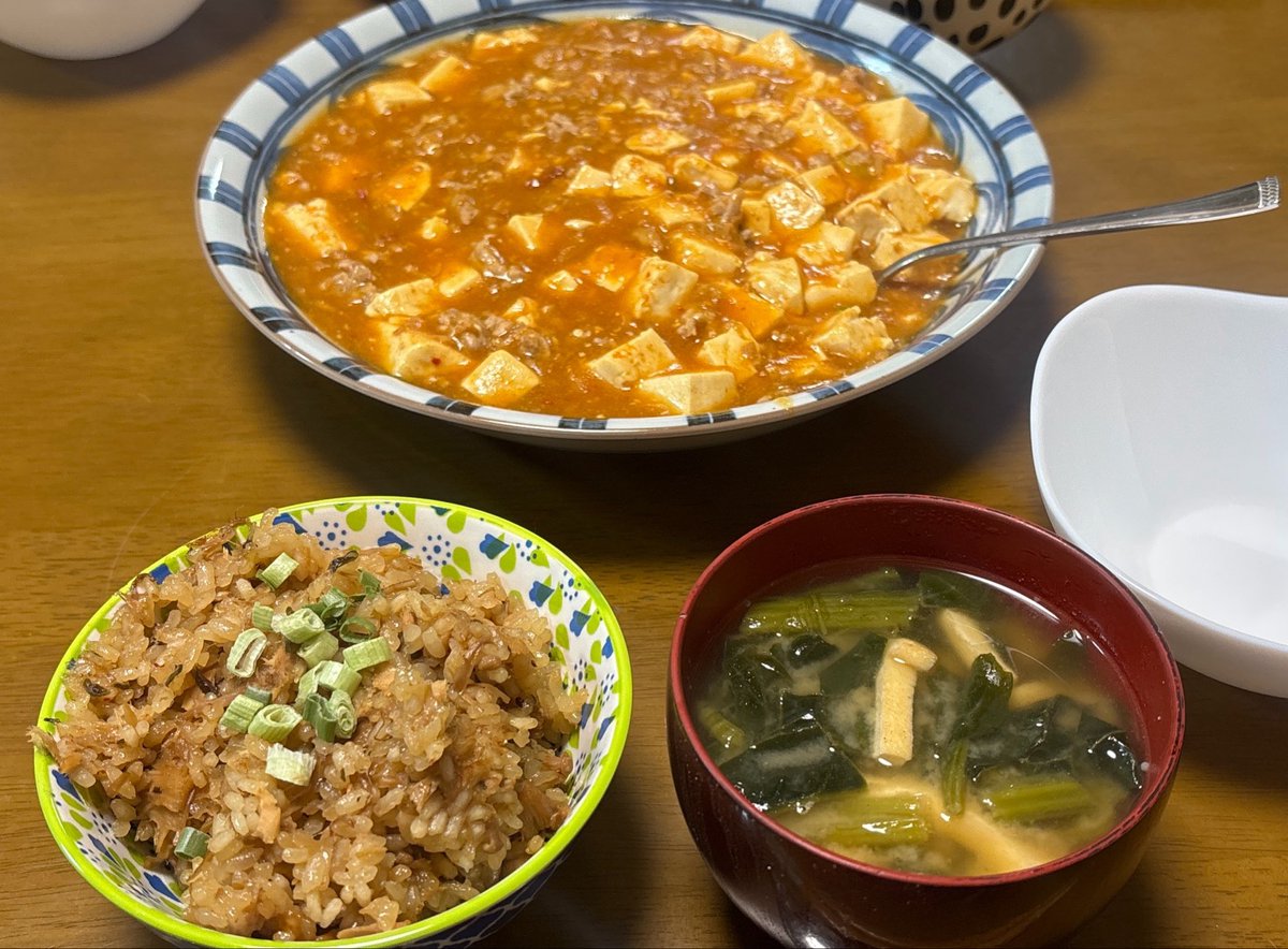 REN0718love's tweet photo. 今日は
麻婆豆腐。
なめ茸・塩昆布・ツナごはん。
ほうれん草・油揚げ味噌汁。

#今日の晩御飯 https://t.co/M85WYr0PtS