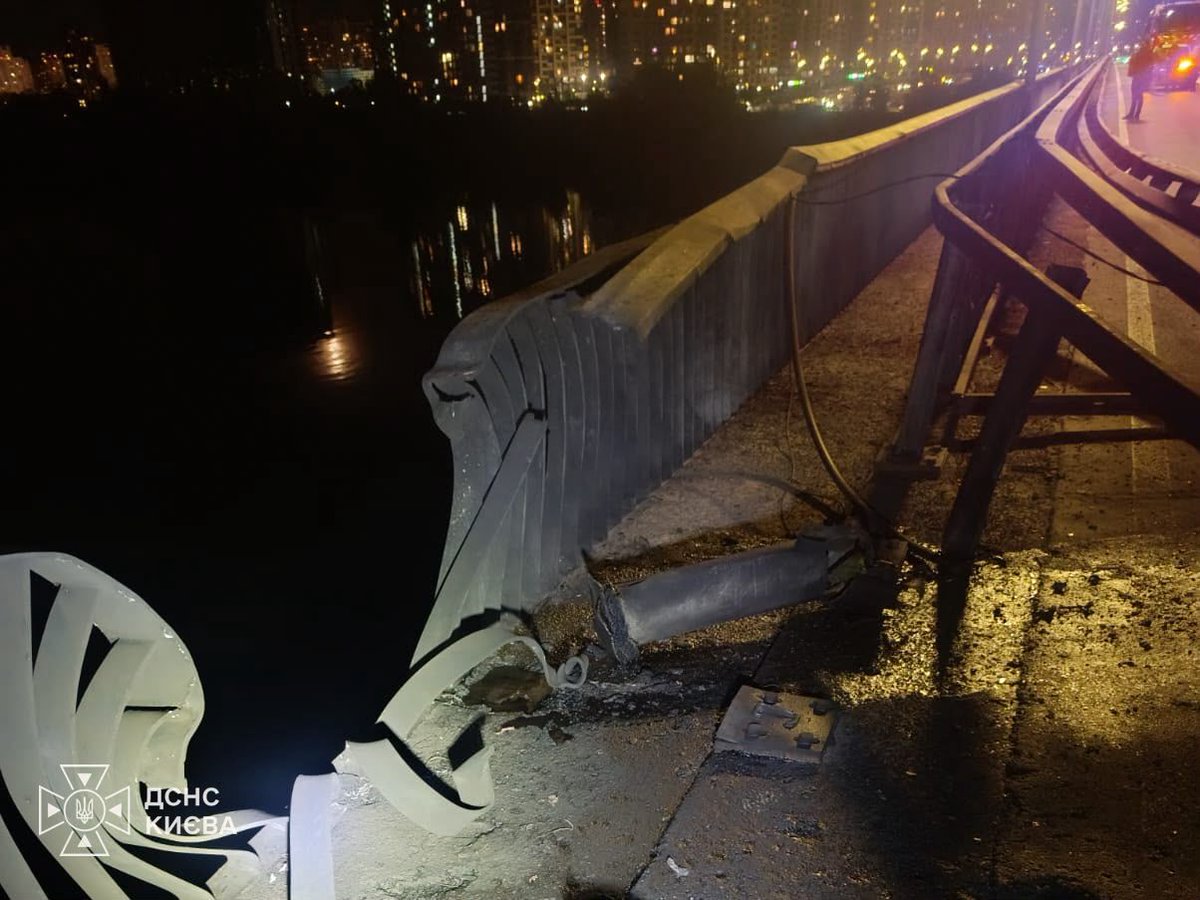 Political_Room's tweet photo. 🇺🇦🌉⚠️ Un ataque aéreo ruso alcanzó este sábado el puente norte sobre el Dniéper en Kiev, según el alcalde Klitschko, dañando la calzada y los cables del trolebús y obligando a suspender el tráfico, sin heridos. En los últimos dos días, los drones rusos han golpeado varias veces el puente sur y otros dos cruces sobre el río, que separa la capital entre una orilla este mayoritariamente residencial y una oeste donde se concentran gobierno y empresas. El ataque reaviva el temor a una nueva campaña invernal contra la red eléctrica.