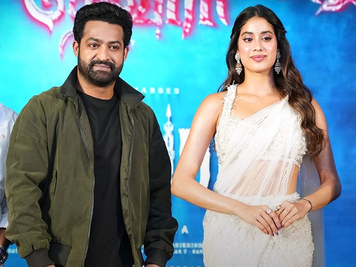 greatandhranews's tweet photo. ఈరోజు జాన్వి.. రేపు మన ఇంట్లోని అమ్మాయి కావచ్చు

“మాతృదేవోభవ” అని మహిళలను గౌరవించే మన సమాజంలో.. ఒక మహిళను కించపరిచేందుకు ఏఐతో ఇలాంటి మార్ఫింగ్‌ వీడియోలు సృష్టించడం సిగ్గుచేటు.- @tarak9999 https://t.co/lE0OqFPkI6