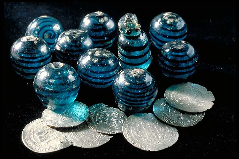 BigBangSciCom's tweet photo. Ces superbes pièces de jeu en #verre ont été découvertes à Birka, en #Suède, sur un site funéraire viking. Elles ont plus de 11 siècles ! 😍

Plus d'informations ici :

https://t.co/0JDMGHC3rp

#Archaeology #Archéologie #Art #Culture #Science #Histoire #History #Jeu #Artisanat https://t.co/lxaVqnXdKN