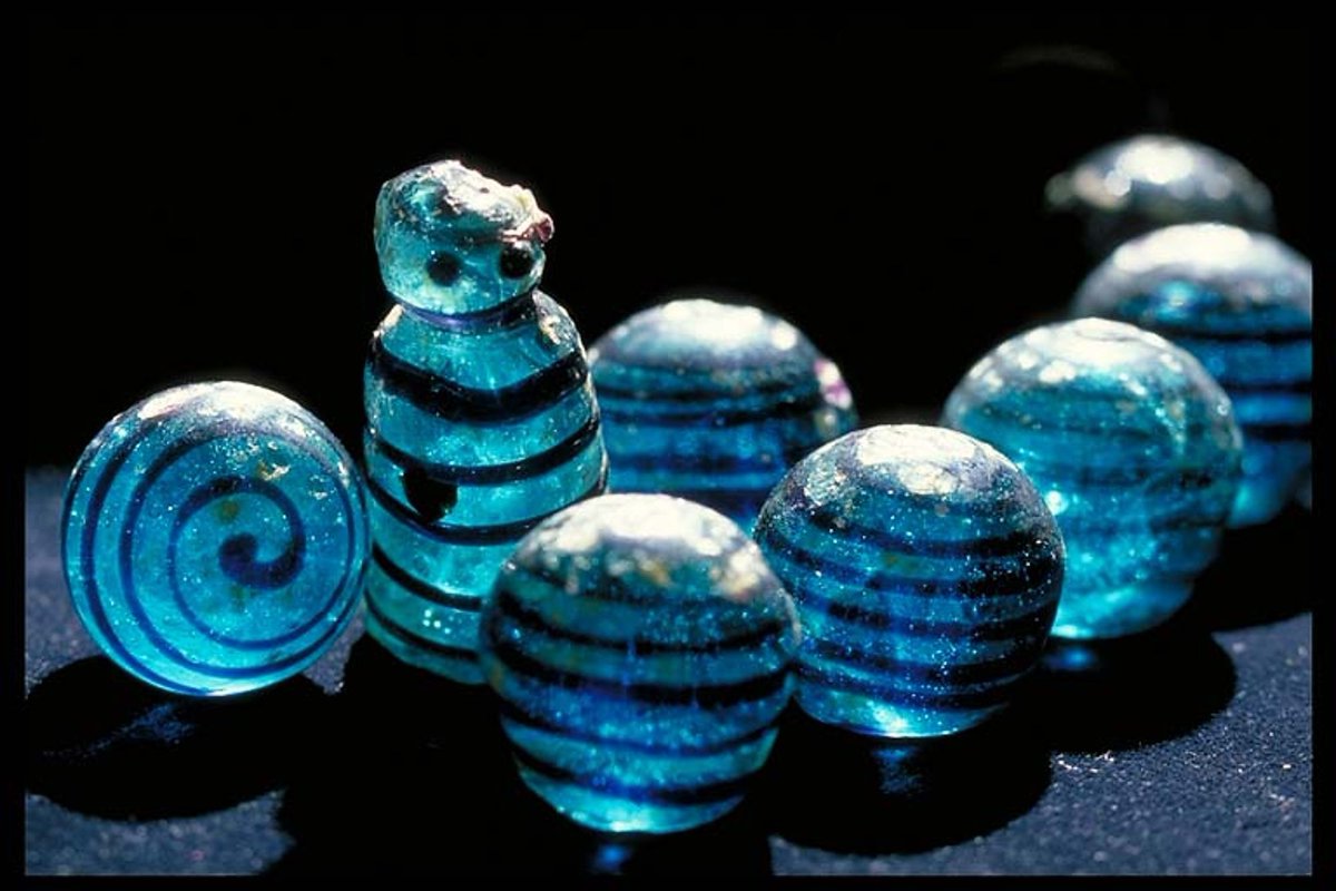 BigBangSciCom's tweet photo. Ces superbes pièces de jeu en #verre ont été découvertes à Birka, en #Suède, sur un site funéraire viking. Elles ont plus de 11 siècles ! 😍

Plus d'informations ici :

https://t.co/0JDMGHC3rp

#Archaeology #Archéologie #Art #Culture #Science #Histoire #History #Jeu #Artisanat https://t.co/lxaVqnXdKN