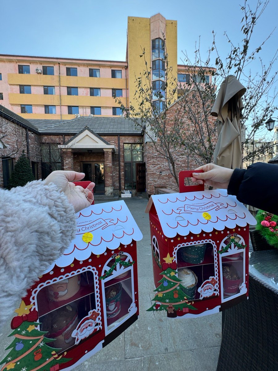 KyleGrahamo9gi's tweet photo. Had a lovely morning baking chocolate chip cookies! Dropped a bag off next door—knocked, no one home, but left a little note and some extra for their cat. Small joys make neighbors feel like family! https://t.co/XEdUogn3BT