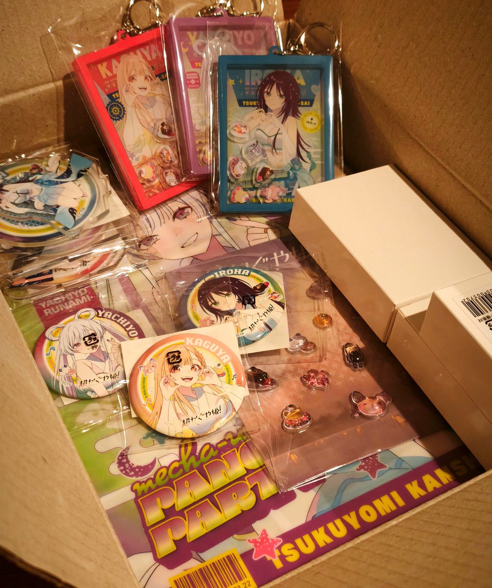 etonnu_hiso's tweet photo. 超かぐや姫のクラファン返礼品も届いたんだけど…キーホルダー思ってたより大きくて「こりゃ…どこに付ける…？」ってなってる…🫠あ、靴デザインラバストはめちゃ良い作りだった！！

ところで子持ちの民ってアクスタどうしてるんですか…私今は無印のファイル保管してんだけど…立たせてあげたい…🥲 https://t.co/MnSrRmoU07