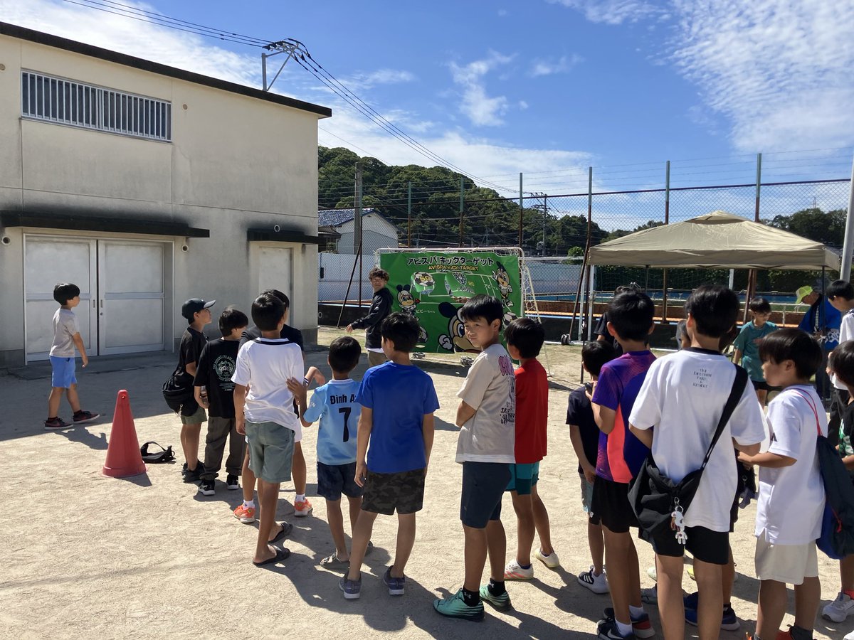 AvispaF's tweet photo. 【活動のご報告】

本日、ホームタウン活動の一環として、「東月隈オータムフェスタ」に初めて参加させていただきました⚽️

ベススタ近隣の東月隈小学校でキックターゲット、抽選会等を通して交流活動を行いました。

東月隈校区の皆さま、ありがとうございました🙌

#東月隈オータムフェスタ
#アビスパ福岡
