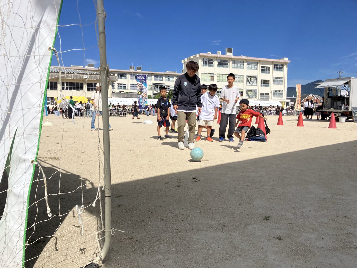 AvispaF's tweet photo. 【活動のご報告】

本日、ホームタウン活動の一環として、「東月隈オータムフェスタ」に初めて参加させていただきました⚽️

ベススタ近隣の東月隈小学校でキックターゲット、抽選会等を通して交流活動を行いました。

東月隈校区の皆さま、ありがとうございました🙌

#東月隈オータムフェスタ
#アビスパ福岡