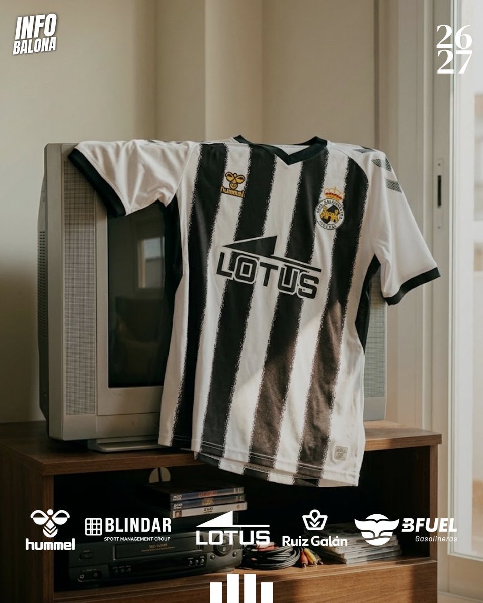 infobalona1912's tweet photo. 👕 || ¡𝐀𝐒𝐈́ 𝐒𝐄 𝐕𝐄 𝐍𝐔𝐄𝐒𝐓𝐑𝐀 𝐏𝐑𝐈𝐌𝐄𝐑𝐀 𝐄𝐐𝐔𝐈𝐏𝐀𝐂𝐈𝐎́𝐍!

Así luce la primera equipación de la Real Balompédica Linense para esta temporada.

#RBLinense #PrimeraEquipación #TerceraRFEF #Temporada2627 https://t.co/iazKfd1bX6