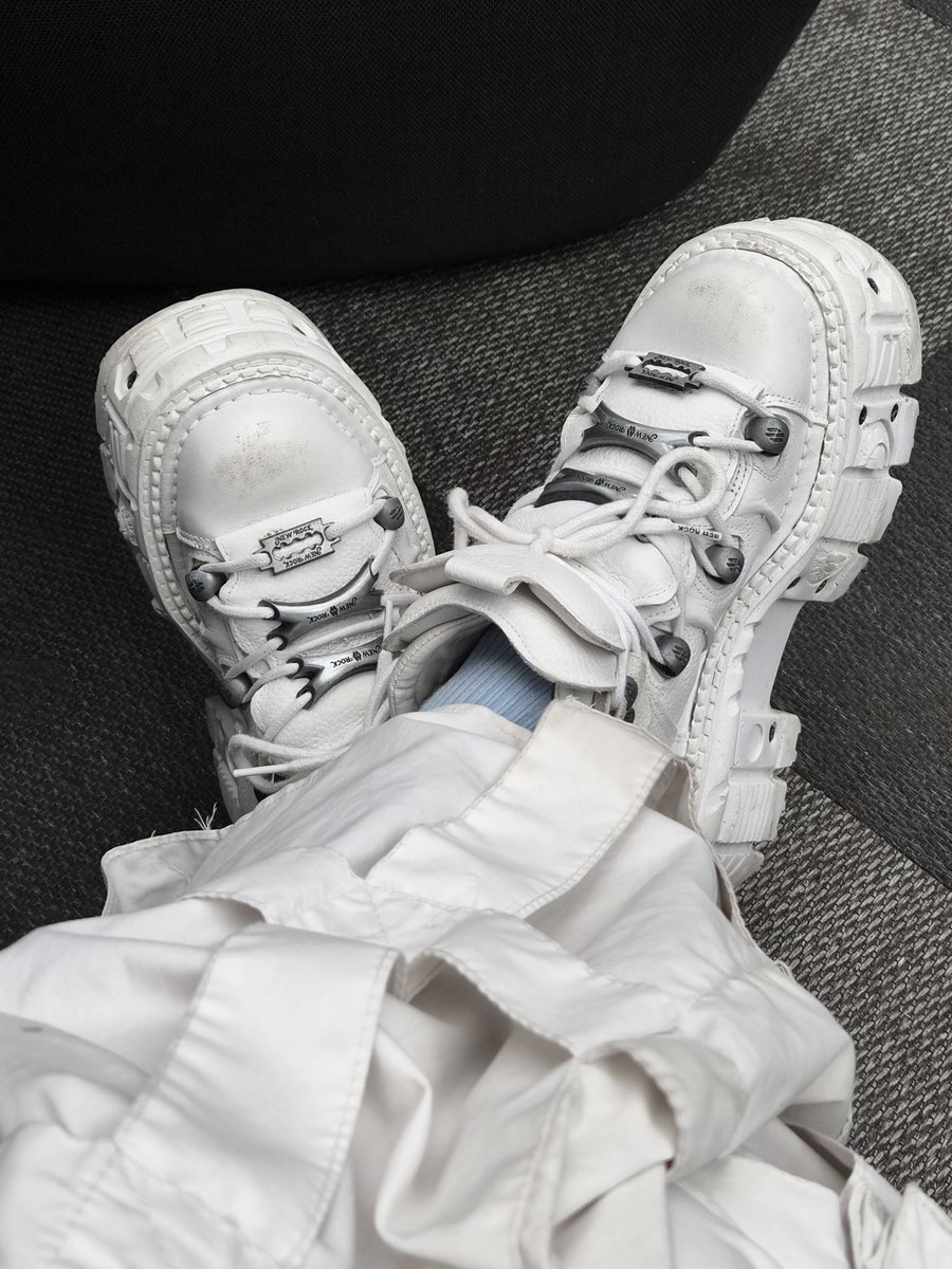 PrinceShiwaaf's tweet photo. Mes new rock ont besoin d'être nettoyées -w-. https://t.co/74HJ92Nceb