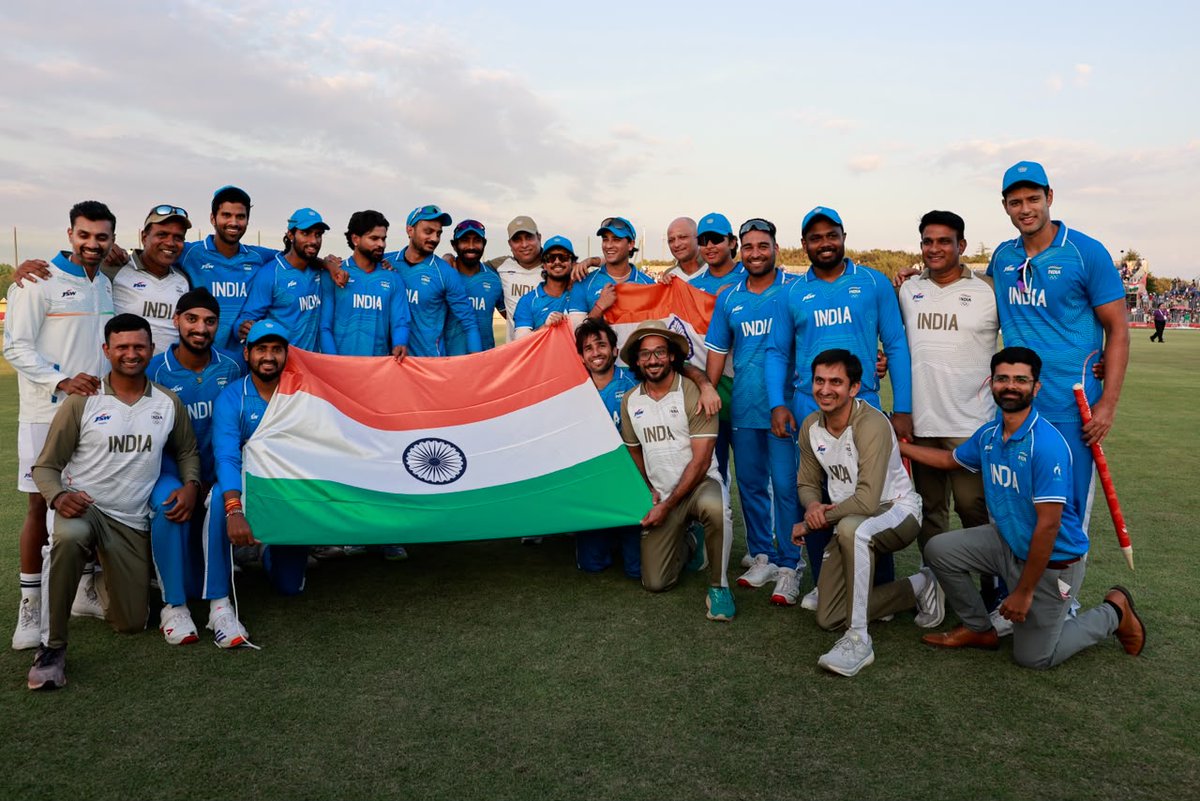 BCCI's tweet photo. The smiles of 𝗖𝗛𝗔𝗠𝗣𝗜𝗢𝗡𝗦 😀

Let the celebrations begin 🇮🇳👏

#TeamIndia | #AsianGames https://t.co/YILFOIDkTb