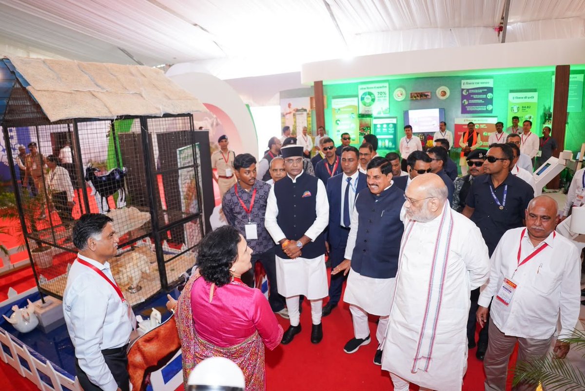CMMadhyaPradesh's tweet photo. 📍 भोपाल

माननीय केंद्रीय गृह एवं सहकारिता मंत्री श्री @AmitShah जी एवं मुख्यमंत्री डॉ. मोहन यादव ने ‘राज्य स्तरीय गौपालक सम्मेलन’ में पशुपालन एवं कृषि पर आधारित प्रदर्शनी का अवलोकन किया।

@DrMohanYadav51 @cooperativedept @mp_husbandry #दुग्ध_क्रांति_MP #SevaSankalpAbhiyan #CMMadhyaPradesh
