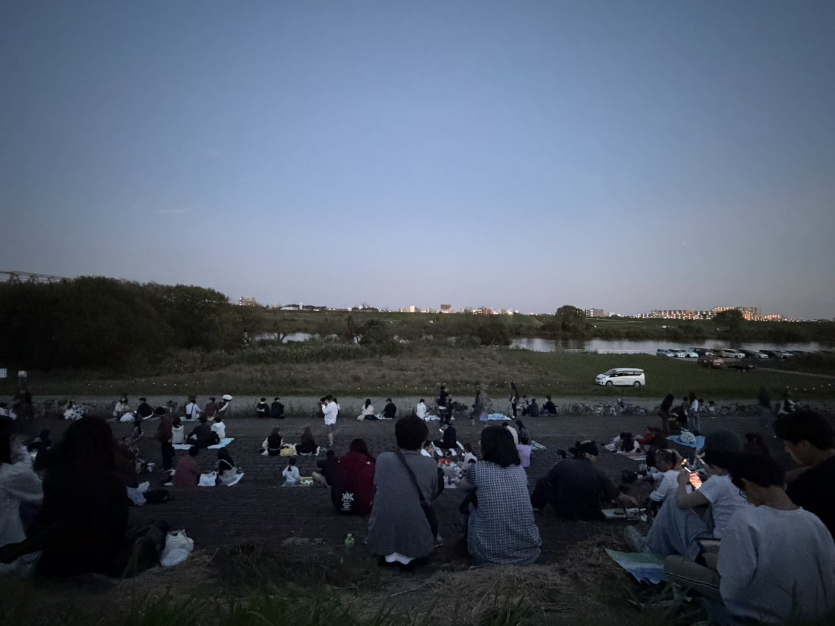 r_aerare's tweet photo. ぼっちで花火大会にいるよ^ ^薄着で来たら寒くなってダイソーでアームウォーマー買った。 https://t.co/itnVp9FR3E