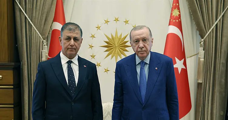 haskologlu's tweet photo. AK Parti kaynakları, CHP'den seçilen İzmir Büyükşehir Belediye Başkanı Cemil Tugay'ın gelecek hafta AK Parti'ye katılacağını belirtiyor.

Cumhurbaşkanı Erdoğan, Cemil Tugay'a AK Parti rozetini grup toplantısında takması bekleniyor.

Cemil Tugay geçtiğimiz günlerde de Cumhurbaşkanı Erdoğan ile Beştepe'de görüşmüştü.

Cemil Tugay tarafına gönderilen soruları şu ana kadar cevaplamadı. Benzer haberleri daha önce de yazmıştık. O dönemde de net bir yalanlama yapmamıştı.