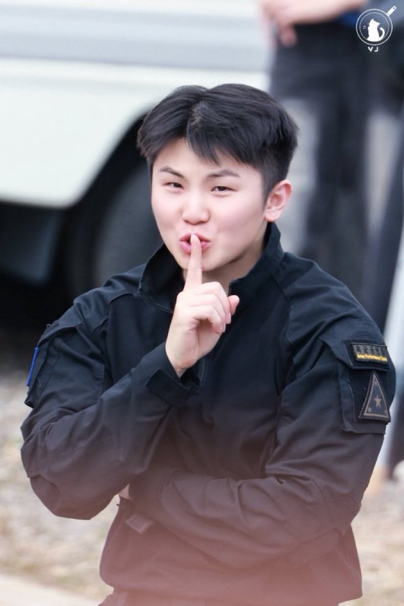 selhamsk's tweet photo. 휘날리는 머리칼과 삐죽 튀어나온 입과 앞머리 https://t.co/FZ0vur5zRi