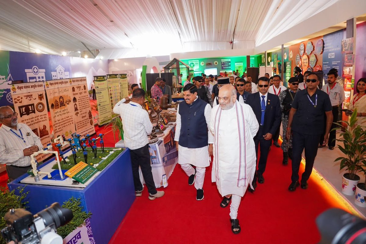 CMMadhyaPradesh's tweet photo. 📍 भोपाल

माननीय केंद्रीय गृह एवं सहकारिता मंत्री श्री @AmitShah जी एवं मुख्यमंत्री डॉ. मोहन यादव ने ‘राज्य स्तरीय गौपालक सम्मेलन’ में पशुपालन एवं कृषि पर आधारित प्रदर्शनी का अवलोकन किया।

@DrMohanYadav51 @cooperativedept @mp_husbandry #दुग्ध_क्रांति_MP #SevaSankalpAbhiyan #CMMadhyaPradesh