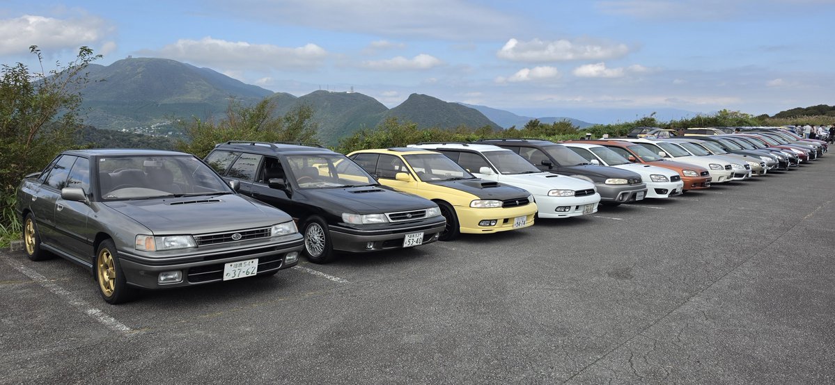 imocci2's tweet photo. 歴代レガシィ全ボディタイプが並ぶのは激アツでした！
#レガシィ富士ターンパイクMT https://t.co/1BuELfETTN