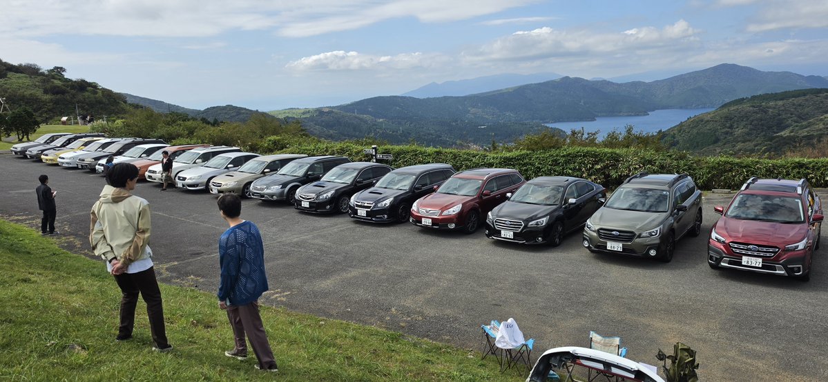 imocci2's tweet photo. 歴代レガシィ全ボディタイプが並ぶのは激アツでした！
#レガシィ富士ターンパイクMT https://t.co/1BuELfETTN