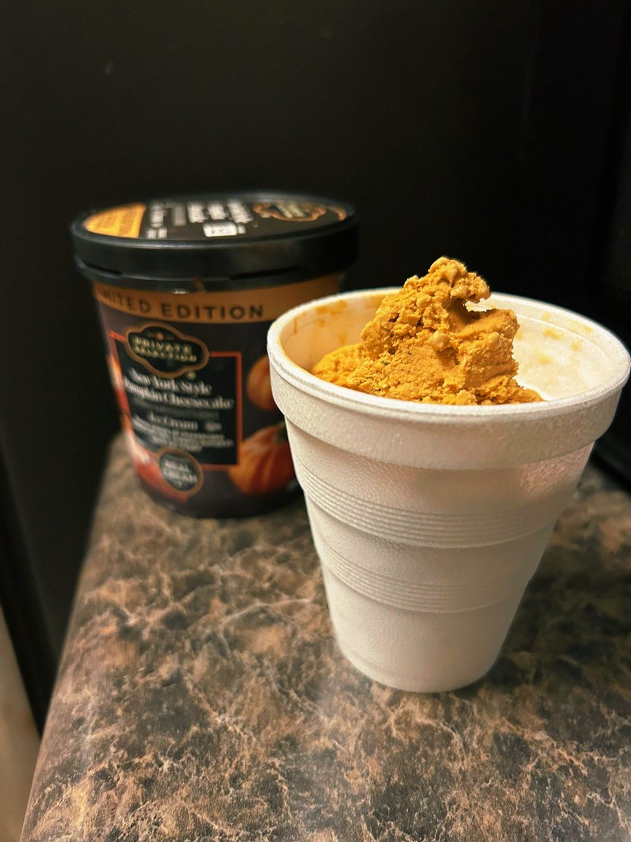 pmccoy7's tweet photo. Trying the new @krogerco New York Style Pumpkin Cheesecake Ice Cream
๐ ๐จ
I love the flavor but I didnโt like the icy texture of the ice cream. I like my ice cream creamy and soft.
#pumpkincheesecake #icecream #privateselection #newyorkstylepumpkincheesecake #kroger https://t.co/hlJbw4N0yF