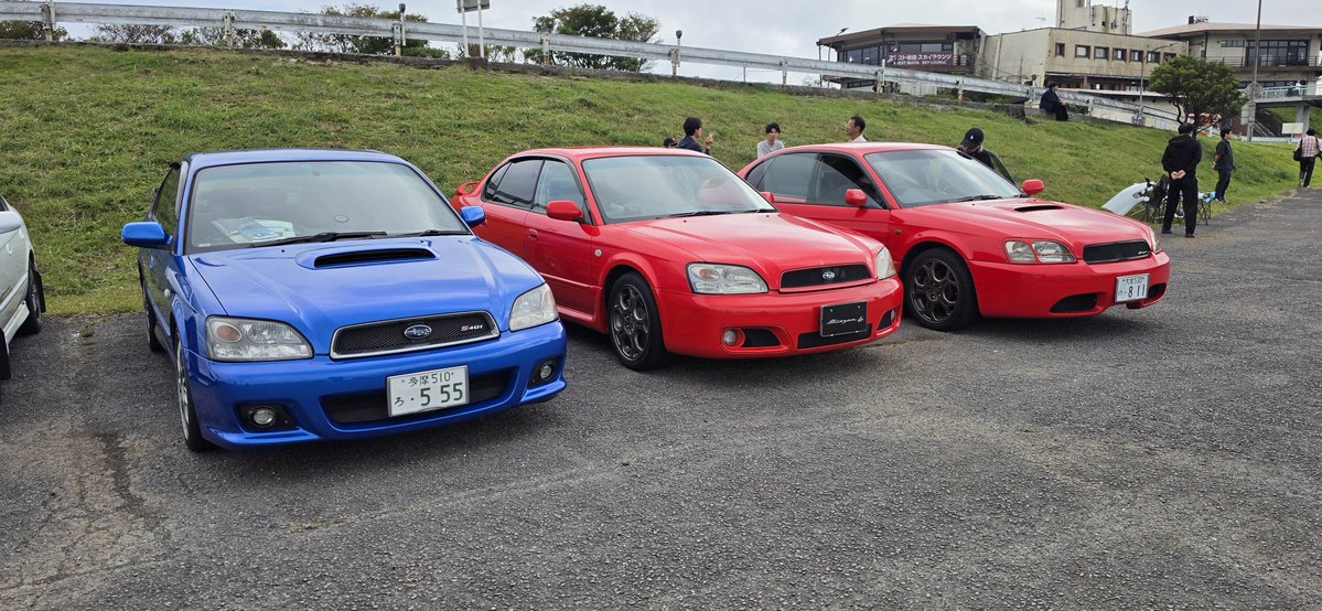 imocci2's tweet photo. 歴代レガシィ全ボディタイプが並ぶのは激アツでした！
#レガシィ富士ターンパイクMT https://t.co/1BuELfETTN