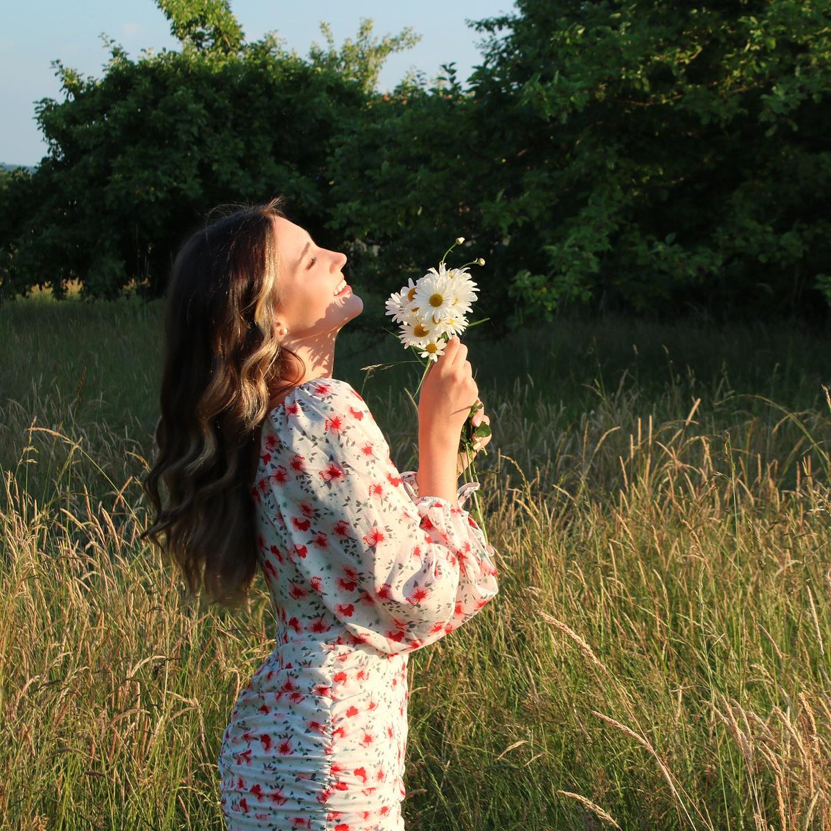 MaryseHeart's tweet photo. Blending into the gentle light and shadows of autumn. Sunlight is the best filter, turning strands of hair golden, while even the breeze carries the fresh fragrance of greenery and little daisies.😊 https://t.co/PUDlAzOA1P