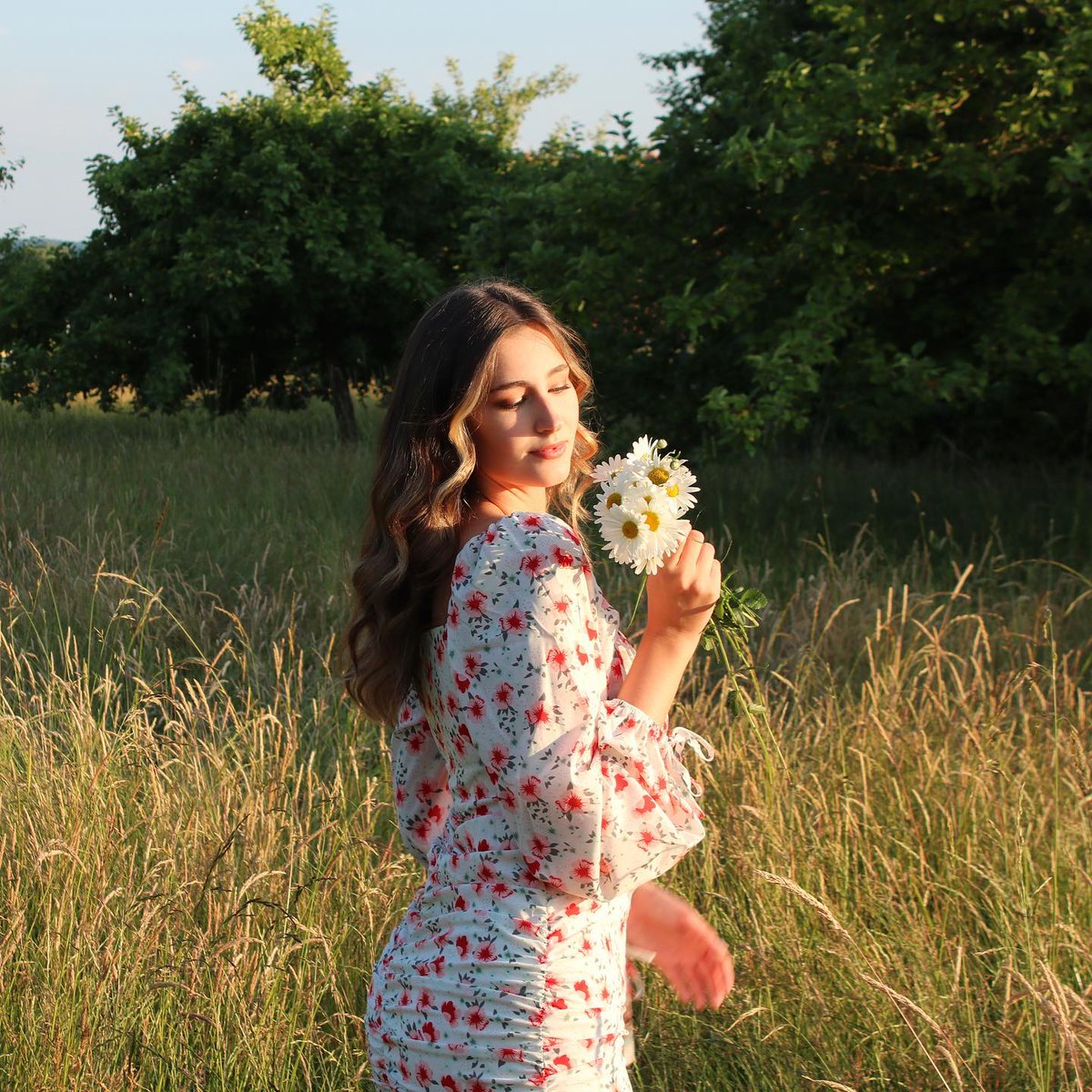 MaryseHeart's tweet photo. Blending into the gentle light and shadows of autumn. Sunlight is the best filter, turning strands of hair golden, while even the breeze carries the fresh fragrance of greenery and little daisies.😊 https://t.co/PUDlAzOA1P