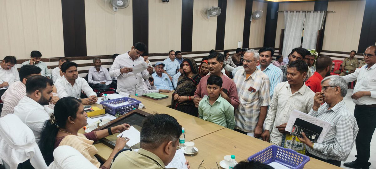 DM_Etah's tweet photo. जनसमस्याओं का समयबद्ध समाधान, प्रशासन की प्राथमिकता।
जलेसर में संपूर्ण समाधान दिवस पर जिलाधिकारी एम. अरुन्मोली ने शिकायतें सुनकर अधिकारियों को गुणवत्तापूर्ण निस्तारण एवं फरियादियों से फीडबैक लेने के निर्देश दिए।
@CMOfficeUP @CommissionerAligarh @InfoDeptUP https://t.co/grULJ3vegt