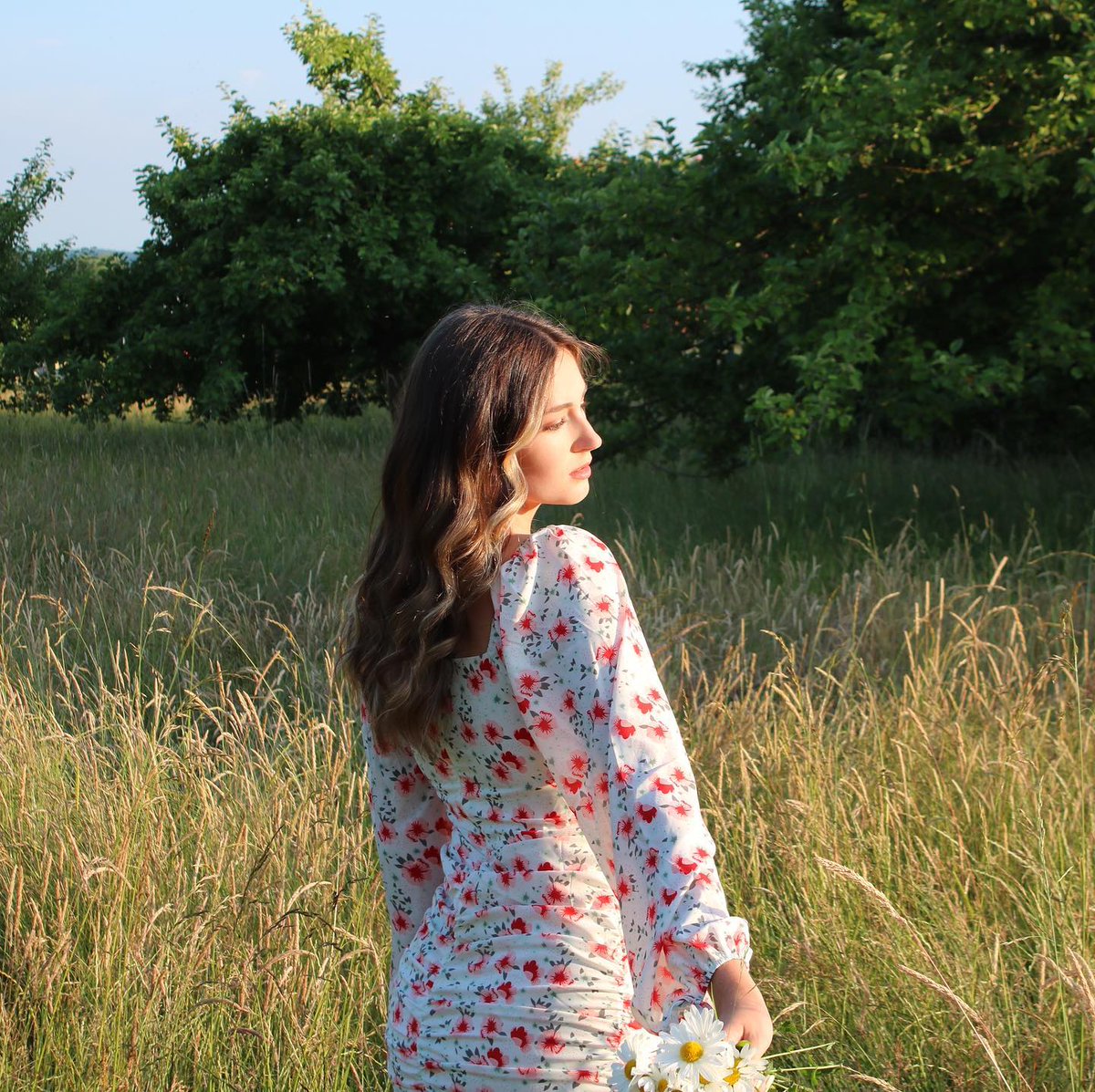 MaryseHeart's tweet photo. Blending into the gentle light and shadows of autumn. Sunlight is the best filter, turning strands of hair golden, while even the breeze carries the fresh fragrance of greenery and little daisies.😊 https://t.co/PUDlAzOA1P