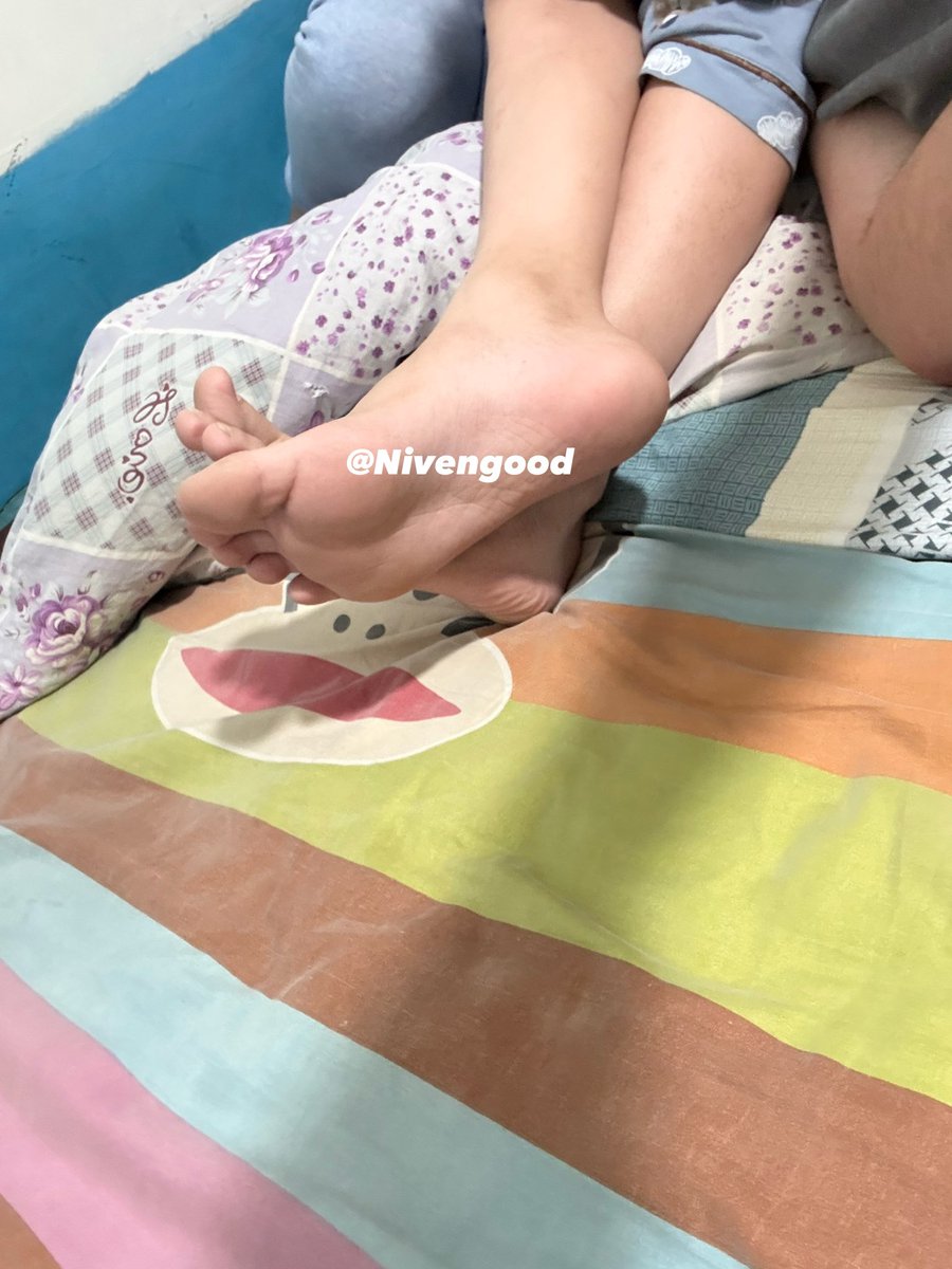 Nivengood's tweet photo. 弟弟青春期的脚很臭，有犬愿意👅吗？
#弟弟 #脚 #脚丫 https://t.co/VwjP8WFCCX
