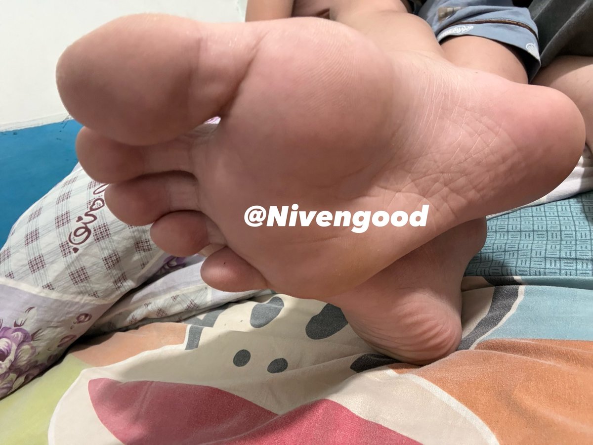 Nivengood's tweet photo. 弟弟青春期的脚很臭，有犬愿意👅吗？
#弟弟 #脚 #脚丫 https://t.co/VwjP8WFCCX
