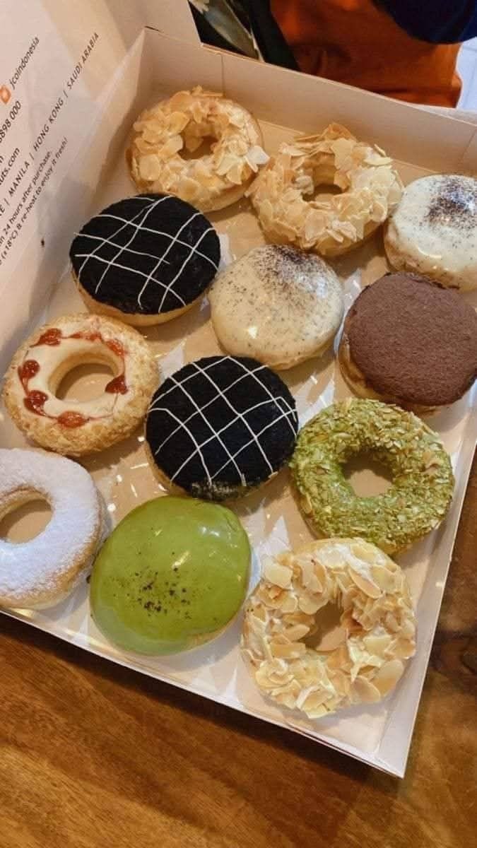 aenaheinm's tweet photo. kalian lebih suka donat jadul atau yang kekinian by? 🤤 https://t.co/gTJ78KqrkE