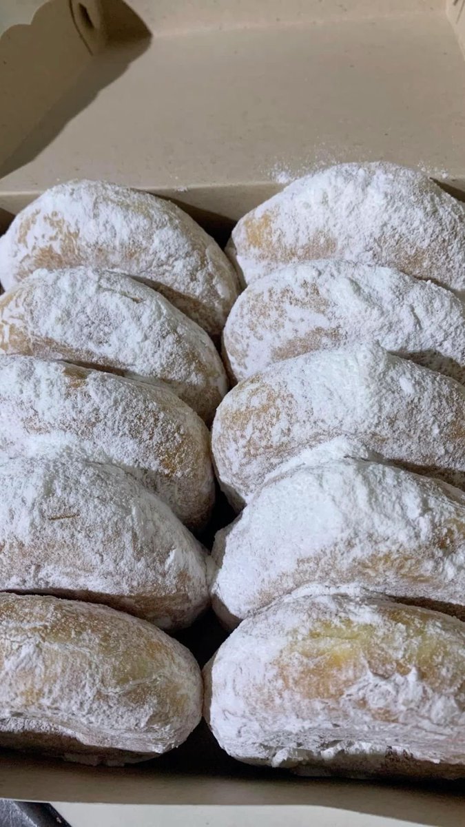 aenaheinm's tweet photo. kalian lebih suka donat jadul atau yang kekinian by? 🤤 https://t.co/gTJ78KqrkE