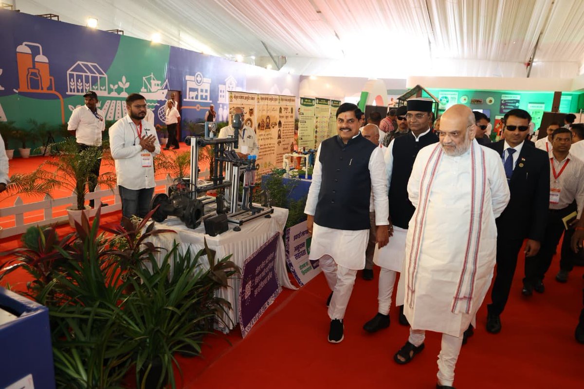 CMMadhyaPradesh's tweet photo. 📍 भोपाल

माननीय केंद्रीय गृह एवं सहकारिता मंत्री श्री @AmitShah जी एवं मुख्यमंत्री डॉ. मोहन यादव ने ‘राज्य स्तरीय गौपालक सम्मेलन’ में पशुपालन एवं कृषि पर आधारित प्रदर्शनी का अवलोकन किया।

@DrMohanYadav51 @cooperativedept @mp_husbandry #दुग्ध_क्रांति_MP #SevaSankalpAbhiyan #CMMadhyaPradesh