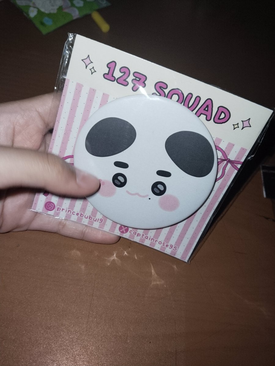 gumgumiebear's tweet photo. @NCT127Project @mahaethingy @TaeyongProject @SunkissedMH @mahaepisode @mantanbrian 10. Aku juga dapet dari kak @ariesstadll !! Keren keren banget pin buttons Taeyong nya 🔥🔥
11. Aku juga dapat mini mirror dari kak @captainrose95 gemes bett dahh!! 
12. Ada juga kayak keychain (?) dari kak @sunna1109 keren banget + dapet foto haechannya!! https://t.co/IxcbbbPagQ
