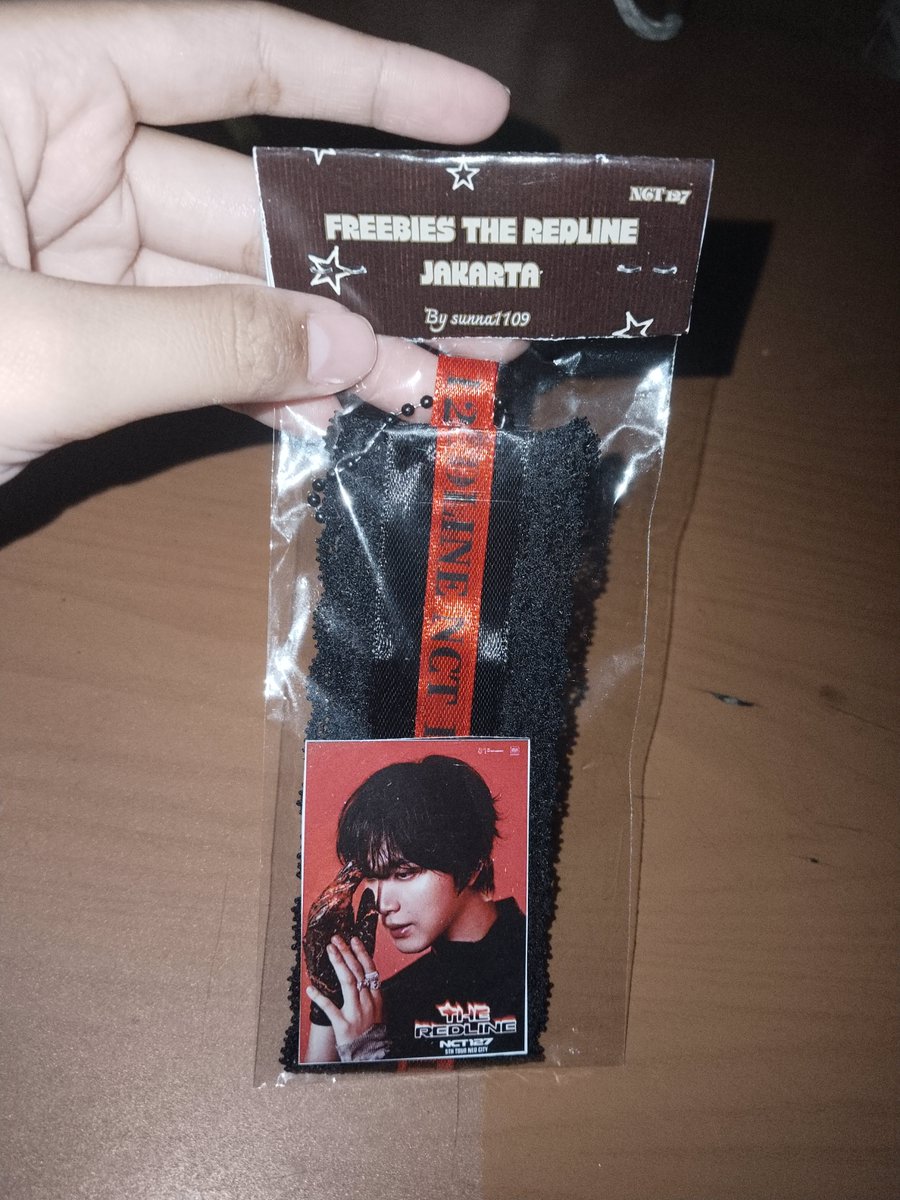 gumgumiebear's tweet photo. @NCT127Project @mahaethingy @TaeyongProject @SunkissedMH @mahaepisode @mantanbrian 10. Aku juga dapet dari kak @ariesstadll !! Keren keren banget pin buttons Taeyong nya 🔥🔥
11. Aku juga dapat mini mirror dari kak @captainrose95 gemes bett dahh!! 
12. Ada juga kayak keychain (?) dari kak @sunna1109 keren banget + dapet foto haechannya!! https://t.co/IxcbbbPagQ