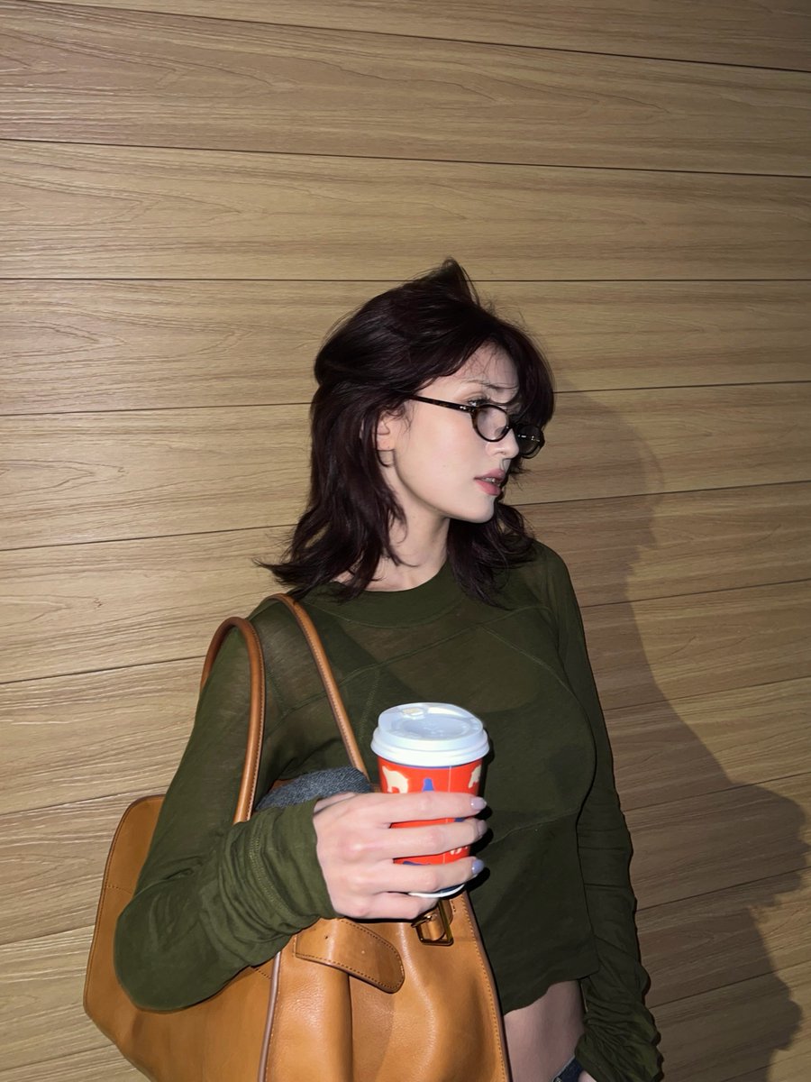 ultsjeonsomi's tweet photo. THIS COLOR ON HER FIT SO WELL https://t.co/eNYhmJQf0l