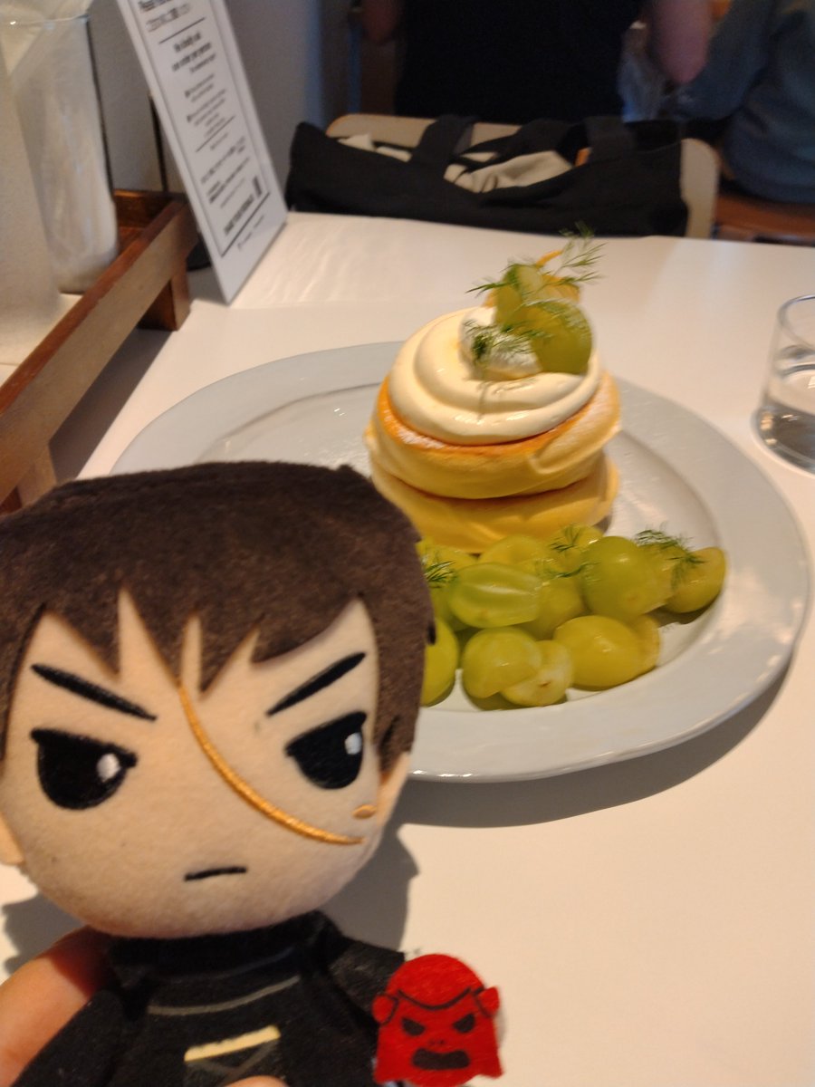 sakuramoti394's tweet photo. お昼はふわふわの米粉のパンケーキを食べました！シャインマスカットドバドバ！美味しかったです！レモンクリームで、さっぱりでした！ふわふわ過ぎて飲み物でした。 https://t.co/pHtFNuuQYM