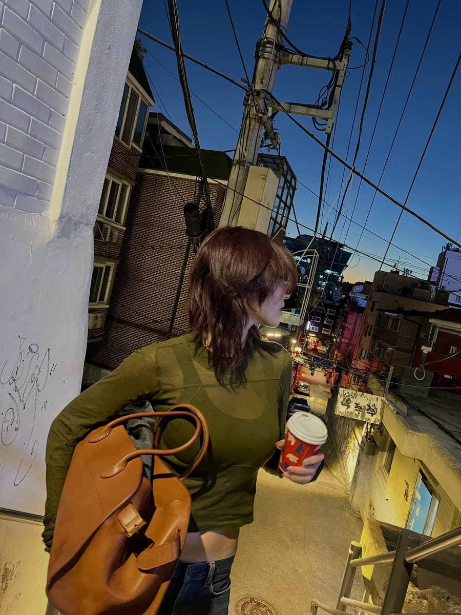 ultsjeonsomi's tweet photo. THIS COLOR ON HER FIT SO WELL https://t.co/eNYhmJQf0l