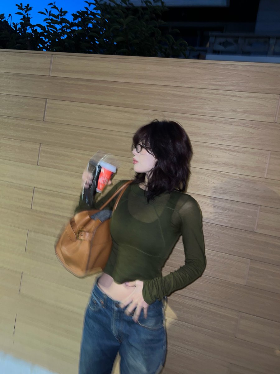 ultsjeonsomi's tweet photo. THIS COLOR ON HER FIT SO WELL https://t.co/eNYhmJQf0l