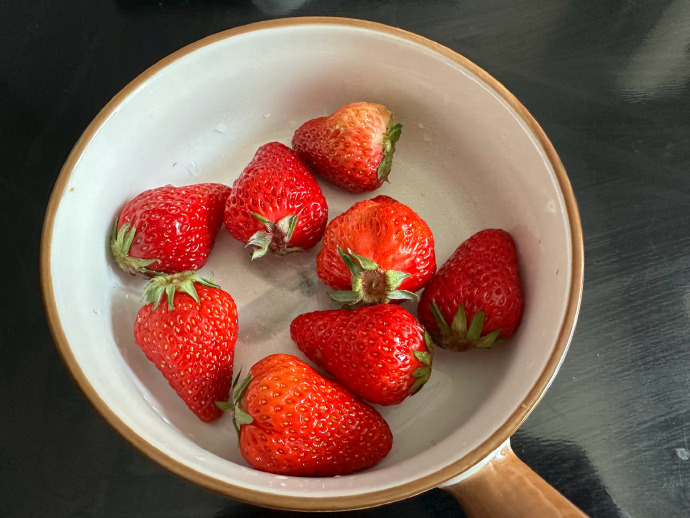 StaticBytem5oh's tweet photo. A quick knock on the door made my day—my neighbor left fresh homegrown strawberries with a "neighborly treat" note! Nothing beats small warm moments like this.， https://t.co/FxJszN3BYa