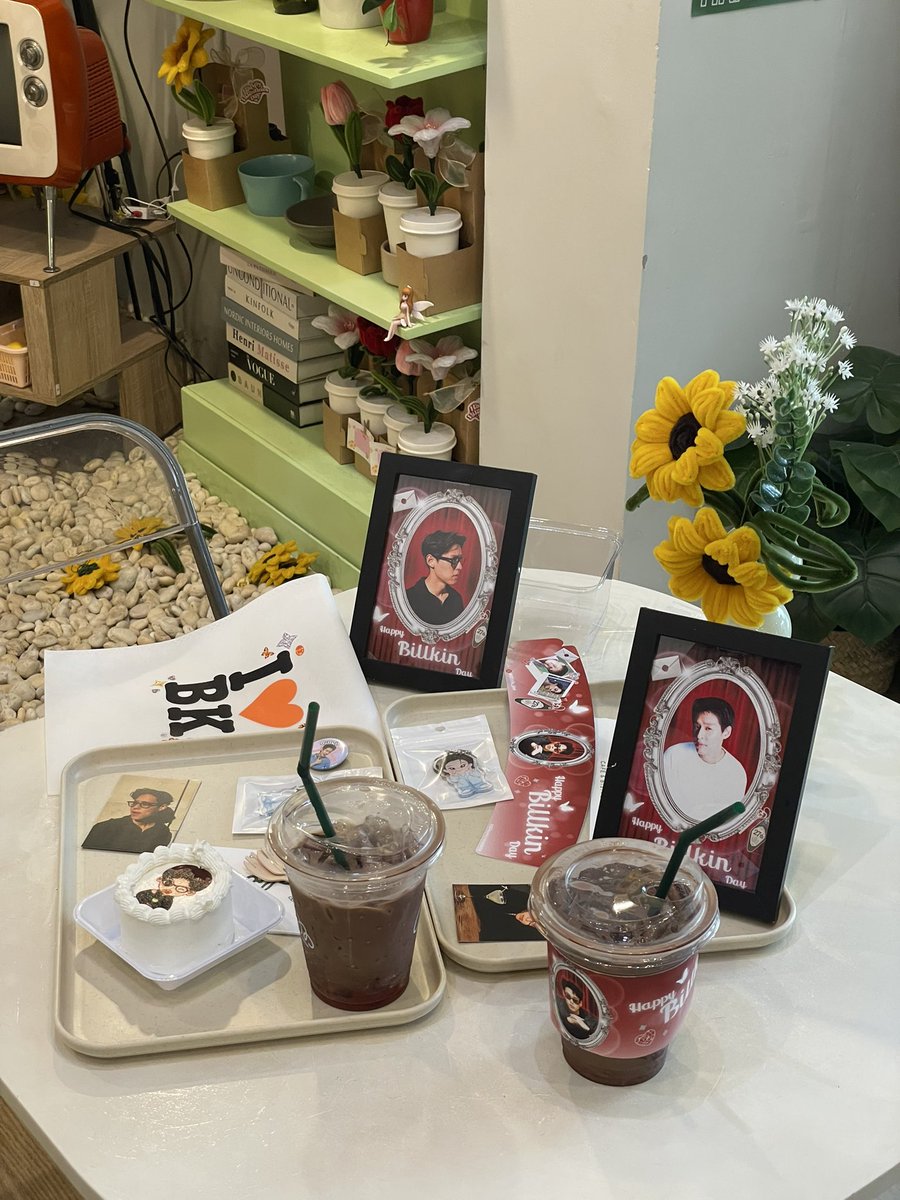 thinkinofp's tweet photo. คาเฟ่น่ารักมากมากกเลยคับ เปิดเพลงกิ้นตลอด ฮื่อ ฟินง่ะ 🎂🕯️💖⭐️🤏🏻
#ProjectForBillkin27th #𝟐𝟕𝒕𝒉𝑩𝑰𝑳𝑳𝑲𝑰𝑵𝟐𝟎𝟐𝟔
#Billkin27thEdition https://t.co/aT16tZbh9W