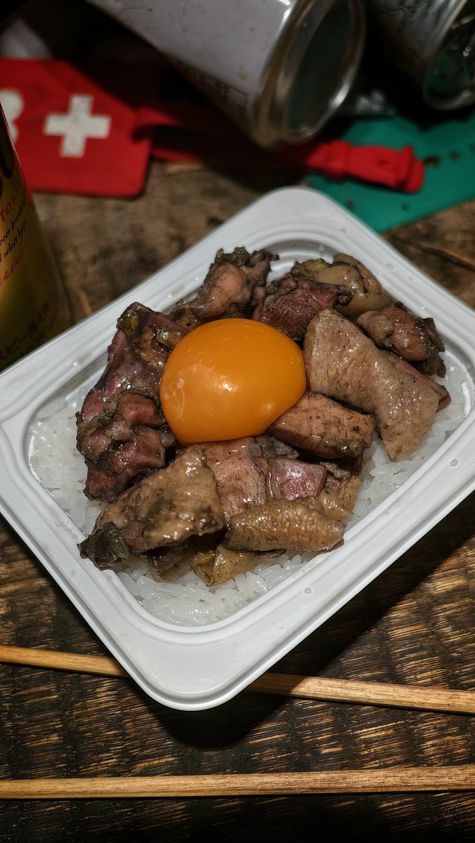 tonkatu_ouji's tweet photo. この親子丼マ���でうますぎる

ローソンの炭火焼き鳥に黄身を乗せるだけ

しかもたった500円

みんなやってみて！ https://t.co/AhOxVNFQLH