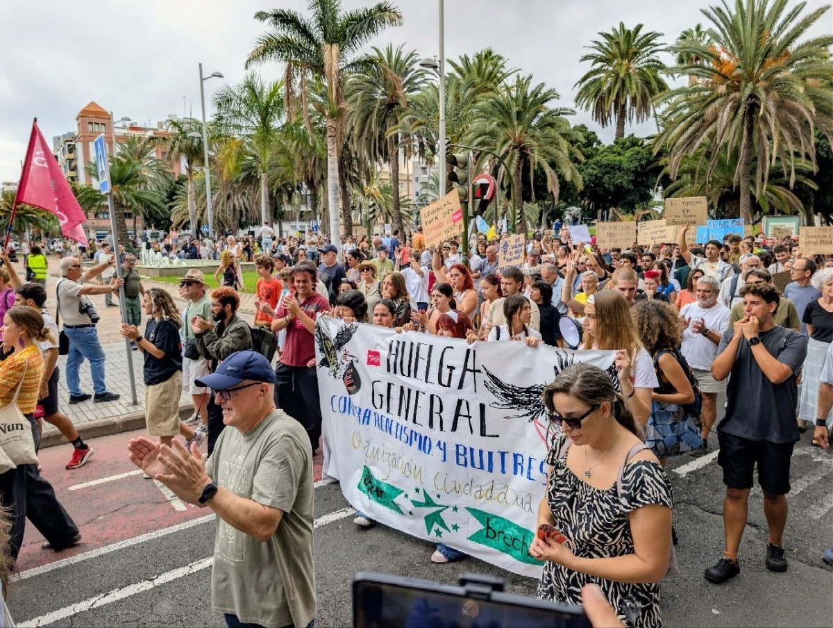PoderPopularWeb's tweet photo. @InquilinatoMad @traficantes2010 @anticapiMadrid @LorenaRuiz_H @camargoraul @beapcuerda @FeminismosMad 📸 Masiva manifestación en Gran Canaria, miles de personas están desbordando las calles de la ciudad al grito de "huelga general". https://t.co/Y1aJ8LnBKV