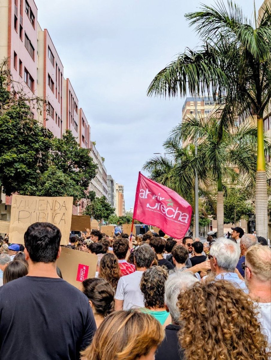 PoderPopularWeb's tweet photo. @InquilinatoMad @traficantes2010 @anticapiMadrid @LorenaRuiz_H @camargoraul @beapcuerda @FeminismosMad 📸 Masiva manifestación en Gran Canaria, miles de personas están desbordando las calles de la ciudad al grito de "huelga general". https://t.co/Y1aJ8LnBKV