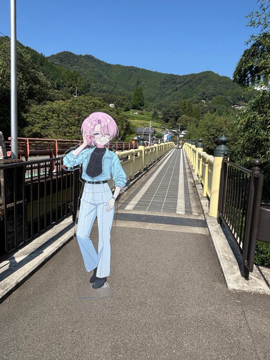 tanabata_7_7's tweet photo. 遠方などで撮る時に撮り方が上手すぎて
知らない人から「観光地に等身大パネルを持ってくるな｣と言われました。 https://t.co/TgycAyxrbg