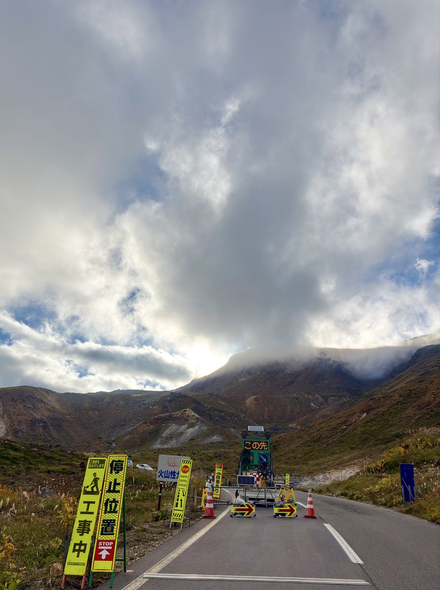 elookslikeanail's tweet photo. #磐梯吾妻スカイラ��ン

「火山性ガス注意」
「駐停車禁止」
「窓を閉めて下さい」
と言った看板が立ち並ぶ中 #オープンカー は屋根を開けて突入😁️

いつもは停まれない所で、工事中で合法的に停車。
写真撮れて良かったけど、工事の人は大変だな…

日曜は混みそうだな〜
紅葉は色付きはじめ https://t.co/JfZ2ObUgJa