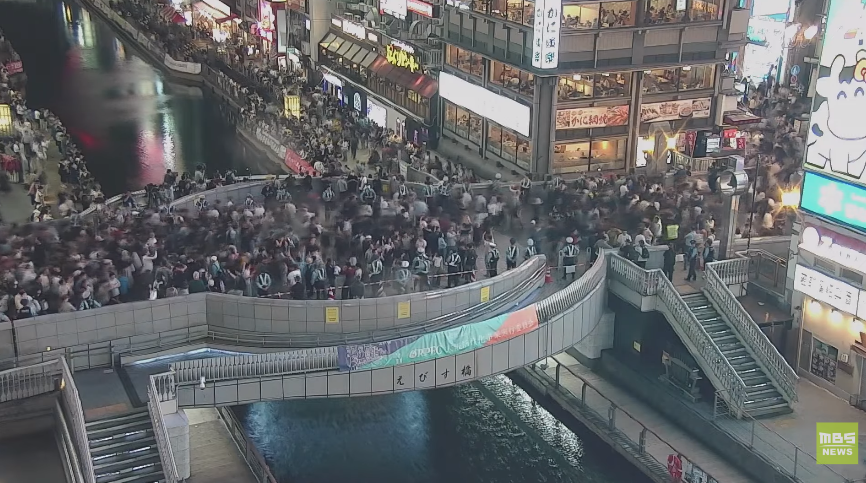 usj1's tweet photo. 速報）阪神リーグ優勝に備え道頓堀中心に約８００人態勢で警戒 警察　大阪府警
【道頓堀の現場定点】

■20時30分の状況
戎橋の上では制服の警官が威嚇モ��ドに。
今後、もっと警察官が増えると予想されます
#道頓堀 #阪神タイガース https://t.co/fNtFzGPh7D