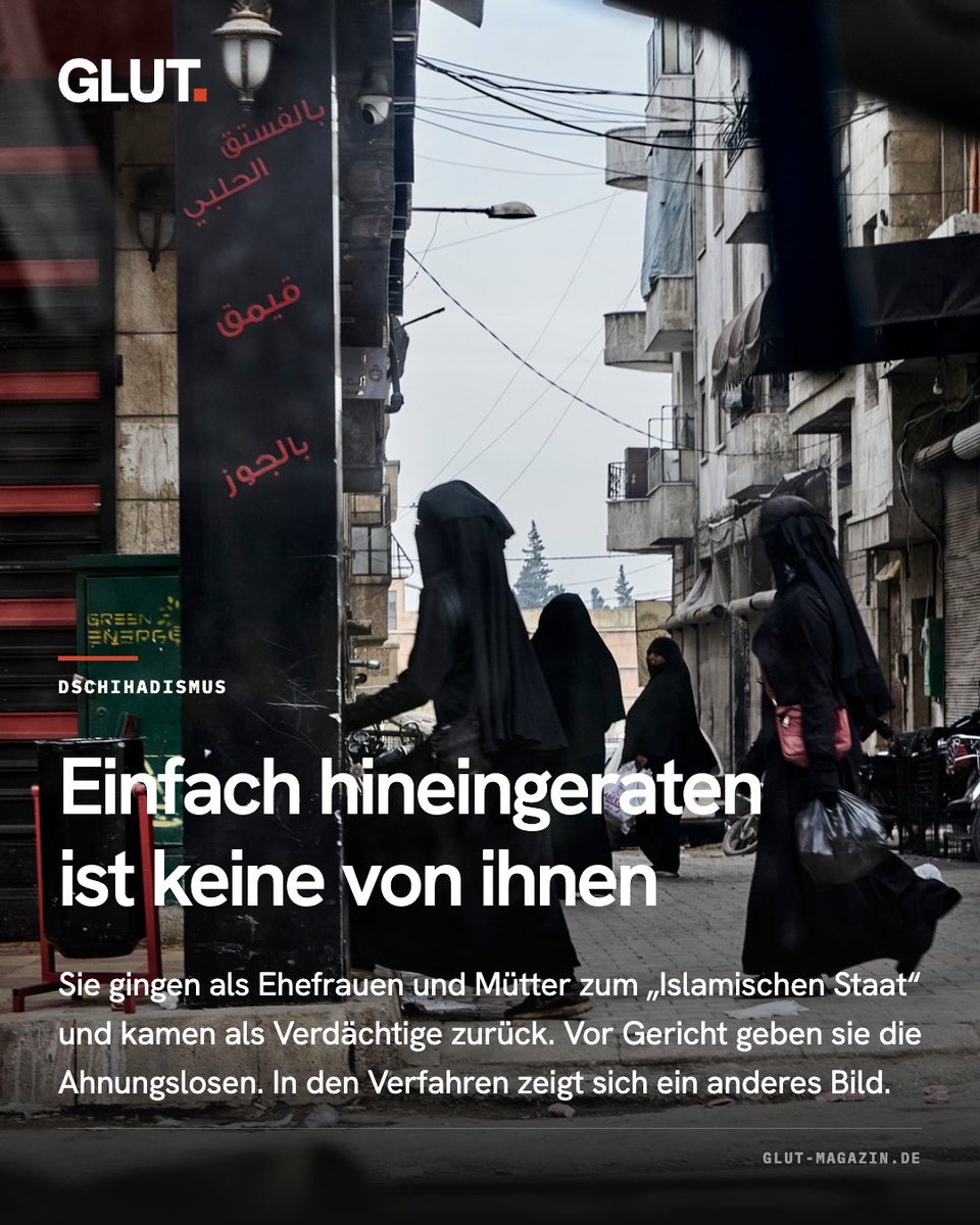 Spreeathen1's tweet photo. 19 Verfahren, 16 Anklagen: So oft ist die Bundesanwaltschaft seit 2021 gegen IS-Rückkehrerinnen vorgegangen. Einige Urteile zeigen, wozu die Frauen im Kalifat fähig waren. 

• 9 Jahre 3 Monate für Nadine K.: Beihilfe zum Völkermord, sie hielt drei Jahre lang eine Jesidin als Sklavin • 8 Jahre 6 Monate für Marcia M.: Sie plante einen Anschlag in Deutschland mit • 6 Jahre 6 Monate für Stefanie A.: Sie machte ihren Sohn zum Kindersoldaten, er starb • 5 Jahre 6 Monate für Jalda A.: Beihilfe zum Völkermord, Versklavung einer Jesidin

Zurück in Deutschland geben vor Gericht fast alle die ahnungslose Ehefrau, die doch nur fromm leben wollte. Die Autorin @SigridHerrmann hat zwei Prozesse am OLG Düsseldorf begleitet und zeigt, warum diese Erzählung nicht stimmt. Lesenswert. https://t.co/HCOel336t1