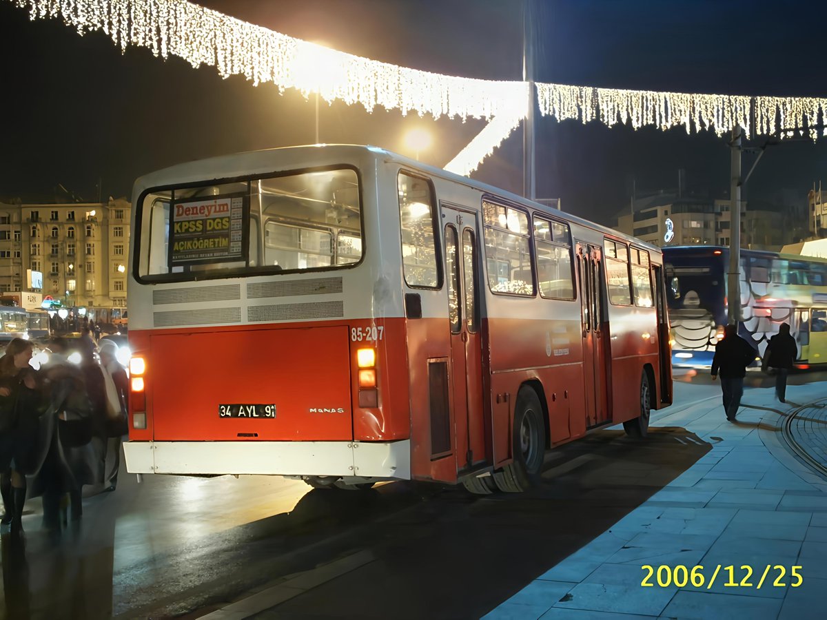 Simon_Alen_81's tweet photo. 2006 yılının bir akşamı, Taksim'de trafiğin yer altına alınmasına yıllar var. İ.E.T.T. otobüslerinden 85-207 kapı numaralı M.A.N SL 200 hareket ederken. https://t.co/MoFnUJ6217