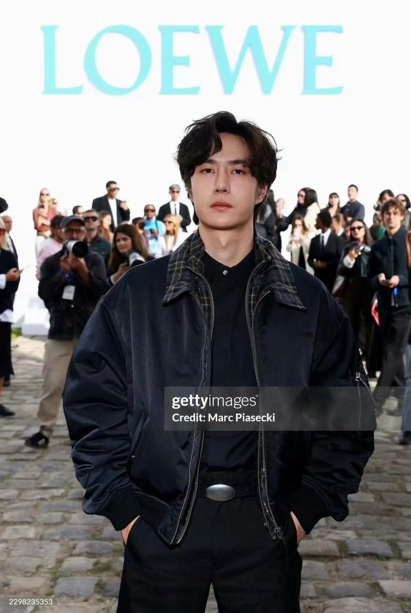 morpho_space's tweet photo. นี่แหละนิยามของคำว่า หล่อสมมง GBA ลุคAll Black เรียบหรูแต่ดูมีอะไรสไตล์ LOEWE หล่อแพงสมมง

WANG YIBO AT LOEWESS27 
#WangYibo
#ParisFashionWeek
#LoeweSS27
#LOEWE
#WangYiboPFWSS27xLoewe https://t.co/d2MHX0OEjg