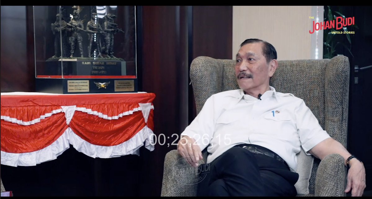 LambeSahamjja's tweet photo. luhut cerita dulu dia setuju jokowi mimpin 3 periode 

dia jujur bilang ngerasa dua periode itu nanggung

dia nyinggung para pendiri bangsa dulu ga ngebatesin masa jabatan presiden

menurut dia itu ada benernya, asal presidennya bener

dia mikir kalau tiga periode, pembangunan bisa lebih nyambung dan ga putus di tengah jalan

soal siapa yang salah
dia bilang kalau mau nyalahin orang soal isu ini, mungkin dia salah satunya

tapi setelah liat kondisi sekarang, dia ngerasa pendapatnya itu ga salah

sikap jokowi
luhut bilang sempet ada diskusi soal ini sama jokowi
tapi jokowi mutusin ga setuju

luhut jawab ya udah, kita selesaiin aja tugas yang ada

abis itu ngapain
diskusinya pindah ke soal siapa yang harus didukung jokowi di pilpres

alasannya biar program-program jokowi tetep berlanjut
jadi ide "keberlanjutan" itu tetep jalan, tapi lewat calon lain, bukan jokowi lagi
